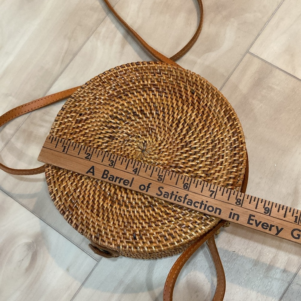Round rattan satchel - Picture 4 of 11